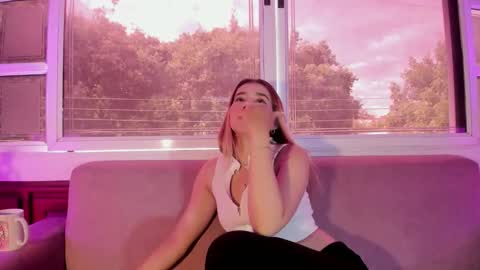 Snapshot of lezy_ chatting on 10-01-25, 01:50 LEZY online show from 10-01-25, 01:50