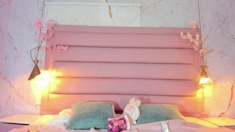 Snapshot of lezy_ chatting on 10-16-25, 07:37 LEZY online show from 10-16-25, 07:37