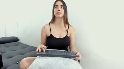 Snapshot of lia_and_felipe chatting on 01-13-25, 10:45 Lia y Felipe --  online show from 01-13-25, 10:45