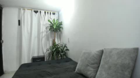 Snapshot of lia_and_felipe chatting on 10-25-25, 01:02 Lia y Felipe --  online show from 10-25-25, 01:02