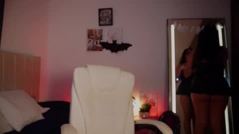 Snapshot of lia_russo_ chatting on 10-22-25, 02:28 Lia  online show from 10-22-25, 02:28