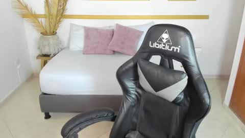 Lia  online show from 11-18-25, 02:17