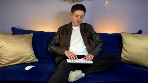 Snapshot of liam_enzho chatting on 01-04-25, 11:27 Liam online show from 01-04-25, 11:27