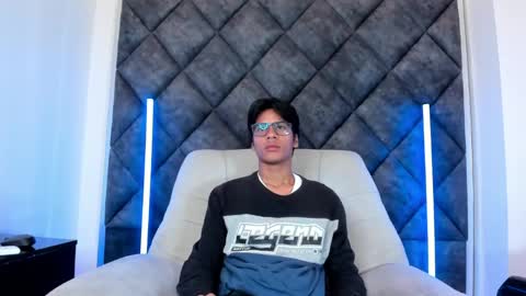 Liam twink big dick online show from 05-13-26, 12:02