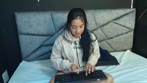 Snapshot of liamonroee_ chatting on 11-26-25, 11:55 L I A M O N R O E online show from 11-26-25, 11:55