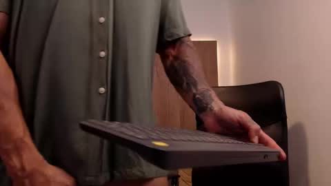 Snapshot of lianjones9 chatting on 10-22-25, 05:13 lianjones9 online show from 10-22-25, 05:13