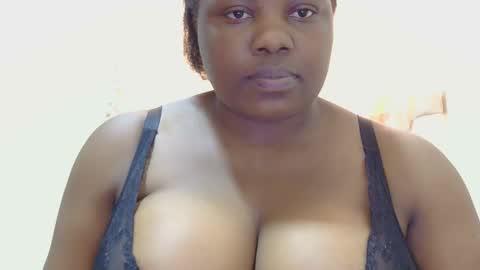 Snapshot of liilcutiee chatting on 05-17-26, 10:44 Lily online show from 05-17-26, 10:44