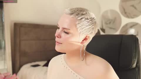 Snapshot of likaaberry chatting on 09-20-25, 12:28 likaaberry online show from 09-20-25, 12:28