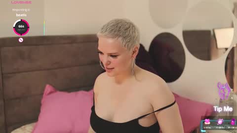 Snapshot of likaaberry chatting on 10-15-25, 05:18 likaaberry online show from 10-15-25, 05:18