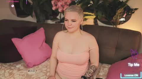 Snapshot of likaaberry chatting on 10-17-25, 02:59 likaaberry online show from 10-17-25, 02:59