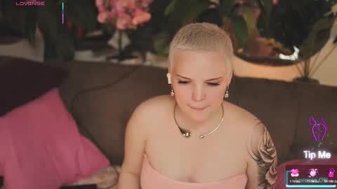 Snapshot of likaaberry chatting on 10-24-25, 03:47 likaaberry online show from 10-24-25, 03:47