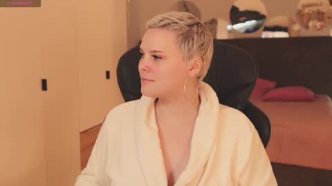 Snapshot of likaaberry chatting on 11-25-25, 11:43 likaaberry online show from 11-25-25, 11:43