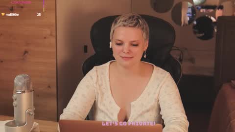 Snapshot of likaaberry chatting on 12-02-25, 08:15 likaaberry online show from 12-02-25, 08:15