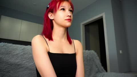 Snapshot of likalens chatting on 10-14-25, 12:17 Emi online show from 10-14-25, 12:17