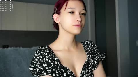 Snapshot of likalens chatting on 10-23-25, 12:04 Emi online show from 10-23-25, 12:04