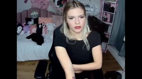 Snapshot of lil__bunny2005 chatting on 12-02-24, 03:37 Lil Bunny online show from 12-02-24, 03:37