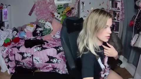 Snapshot of lil__bunny2005 chatting on 01-02-25, 12:13 Lil Bunny online show from 01-02-25, 12:13