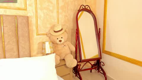 lila bailey  online show from 12-05-24, 07:49