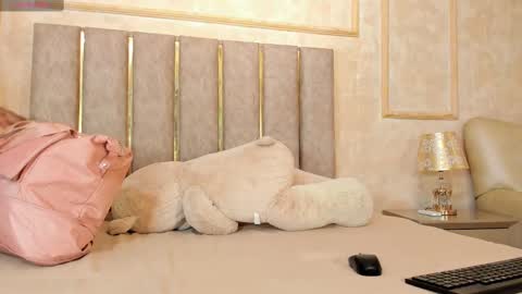 lila bailey  online show from 02-20-25, 07:30