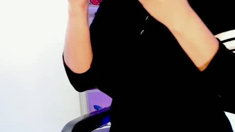 Snapshot of lilah_sweet chatting on 02-09-25, 01:25 Lilah Sweet online show from 02-09-25, 01:25