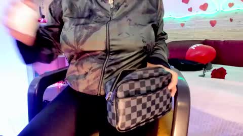 Snapshot of lilah_sweet chatting on 02-18-25, 11:22 Lilah Sweet online show from 02-18-25, 11:22