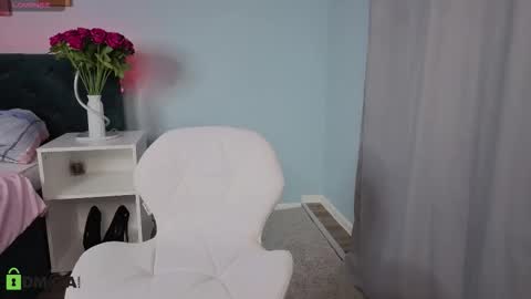 Lili online show from 10-19-25, 01:06