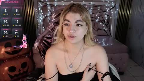 Snapshot of lili_conor_s chatting on 10-22-25, 03:29 Lili online show from 10-22-25, 03:29