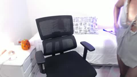 lilian online show from 10-21-25, 08:31