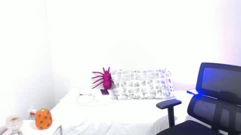 lilian online show from 10-22-25, 08:08