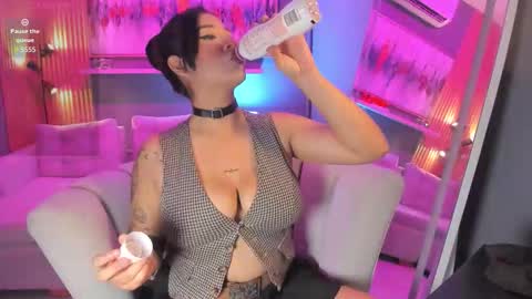 holis soy lily chang no olvides el pulgar arriba es muy importante para mi 3 independent model online show from 02-19-26, 08:05