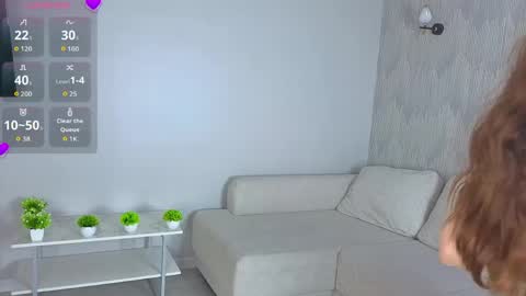 Hi I am Luna online show from 04-21-26, 03:07