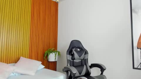 Snapshot of liliand_ chatting on 12-02-25, 02:17 L I L I online show from 12-02-25, 02:17