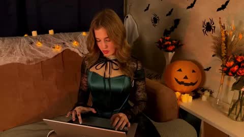 Snapshot of lilianlees chatting on 10-27-25, 02:54 LilianLees online show from 10-27-25, 02:54