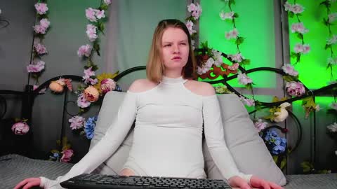 Snapshot of lilianslow chatting on 01-19-25, 01:22 hi guys Im new here Im 18 years oldIve never had sex online show from 01-19-25, 01:22