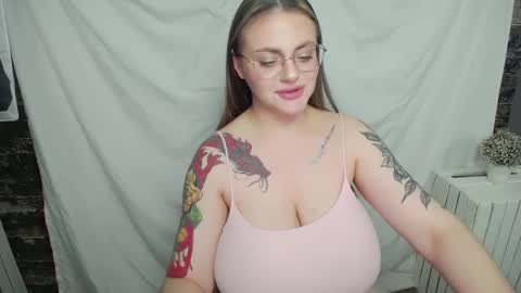 Snapshot of liliaterenzi_ chatting on 01-27-25, 12:43 Lilia online show from 01-27-25, 12:43