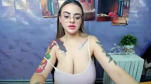 Snapshot of liliaterenzi_ chatting on 10-24-25, 08:55 Lilia online show from 10-24-25, 08:55