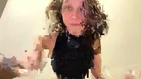 Snapshot of lilies_and_minipoots chatting on 02-08-25, 10:07 Sonechka online show from 02-08-25, 10:07