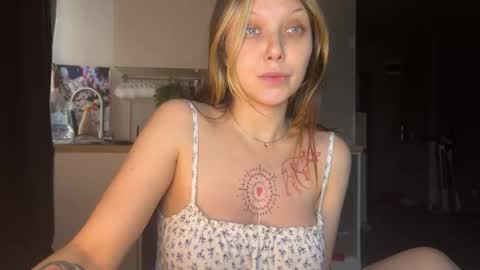 Snapshot of lilies_and_minipoots chatting on 10-24-25, 05:04 Sonechka online show from 10-24-25, 05:04