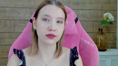 Snapshot of lililinn chatting on 10-21-25, 04:24 LiliLinn online show from 10-21-25, 04:24