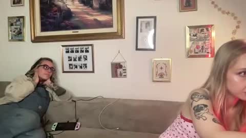 Snapshot of lill_daddysgirl chatting on 11-21-25, 02:32 lilldaddysgirl online show from 11-21-25, 02:32