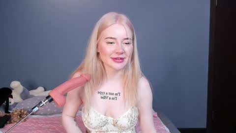 lillie_berry online show from 04-25-26, 04:48