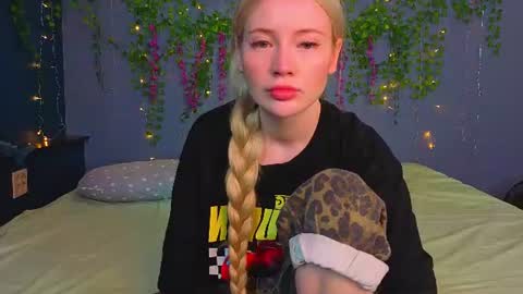 lillie_berry online show from 07-19-26, 04:16