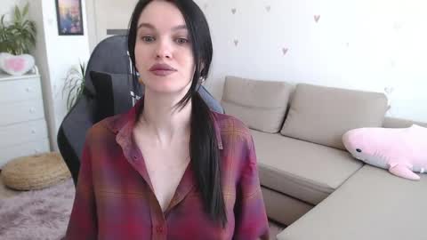 lilliyves online show from 04-21-26, 09:04