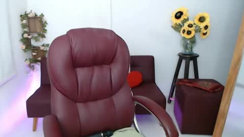 Snapshot of lilly_milf chatting on 05-27-26, 03:09 Lilly online show from 05-27-26, 03:09