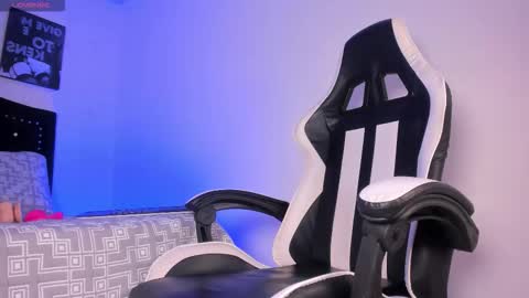 Snapshot of lillypalmer chatting on 11-08-25, 01:22 Lilly online show from 11-08-25, 01:22