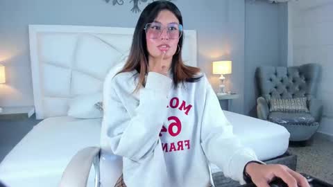 Lilly  online show from 10-07-25, 04:31