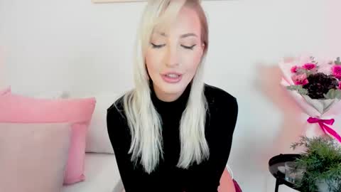 Lilou  online show from 11-04-25, 12:26