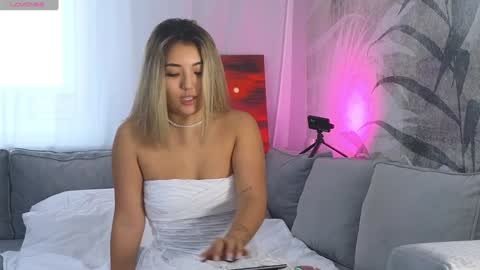 Snapshot of lily_foster_ chatting on 12-12-24, 07:30 Lily online show from 12-12-24, 07:30