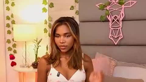 Lily Miiller online show from 10-05-25, 07:45