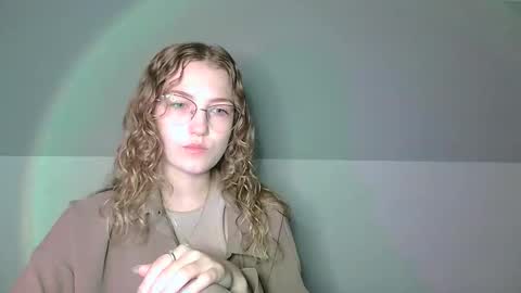 Snapshot of lily_tayberry chatting on 09-19-25, 06:04 small lily online show from 09-19-25, 06:04